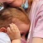 Una madre abraza a su bebé en el Hospital Infantil de Kiev, que recibió el impacto de un misil el 8 de julio