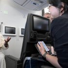 "Ambos están en contra de la vida, tanto el que echa a los emigrantes como el que mata a los niños. Ambos están en contra de la vida", dijo el Papa en el avión sobre Trump y Kamala Harris.