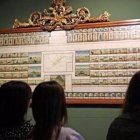 Visitantes contemplan el Cuadro del Perú en Madrid en el Museo de Ciencias Naturales del CSIC