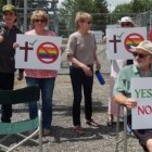 Los asistentes a las protestas por las imposiciones LGBT en las escuelas durante el orgullo gay de 2024 portaban pancartas con el lema "Sí a Jesús, no al orgullo".