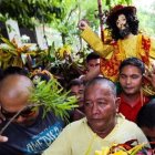 Los devotos llevan la imagen de Santiago Matamoros en Dapitan, una ciudad filipina que lo tiene como patrón