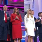 Trump, Vance y sus familias durante la convención republicana que les consagró en julio como 'ticket' electoral.