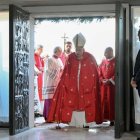 Con la misma solemnidad que en la Basílica de San Pedro, las puertas de la capilla de Rebibbia se abrieron ante el Sumo Pontífice, esta vez acompañado por el obispo auxiliar de Roma.