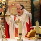 Manuel López, autor del estudio, eleva el cáliz al finalizar la plegaria eucarística junto a su hijo Antonio, sacerdote, quien eleva la patena en una misa celebrada en su parroquia de Algeciras. Foto: cortesía de Manuel López.