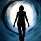 A través de un milagro o de una ECM  la persona vive un encuentro santo, fuera de los límites terrestres