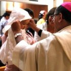 El obispo de Getafe bautiza a uno de los bebés rescatados ante las puertas de centros abortistas