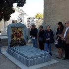 Hermanitas del Cordero junto a la sepultura para bebés nonatos de María Puerta del Paraíso en Madrid - foto de Helena Acín