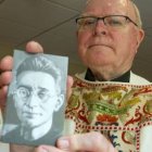 El padre Driscoll muestra una estampa del beato Brandsma, cuyo milagro por su  intercesión le salvó la vida / EFE