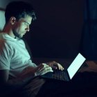 Jorge Gutiérrez alerta de que la pornografía no solo supone una difícil adicción para quien la sufre, sino una auténtica "enfermedad familiar".