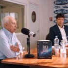 Michel-Yves Bolloré (à esquerda na foto) e Olivier Bonnassies durante uma das inúmeras entrevistas que resultaram de seu livro, que pode ser visto em primeiro plano: 'Deus, ciência, a evidência'.
