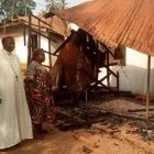 El arzobispo Nkea visita en 2020 una casa destruida por la violencia que golpea Camerún desde 2017