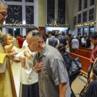 Adoración al Niño en Agaña, Guam, en 2014... incluso un no bautizado puede besar  la imagen del Niño