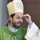"Quizá algunos piensen hoy que es más eficaz invertir en comunicación para lograr impactos cuantificables en la opinión pública. Pero el Evangelio no se comunica como una idea o como una de las opciones de un menú", dice el cardenal.