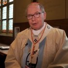 El cardenal Willem Eijk, en una entrevista en la catedral de Utrecht en abril de este año. Captura Katholiekleven.