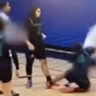 El impactante vídeo que muestra a la jugadora transgénero, más alta y corpulenta, arrancando el balón de los brazos de otra jugadora tirándola bruscamente al suelo.