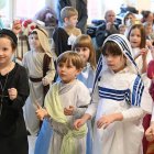 Si donde vives no se hace, no pasa nada, solo tienes que quedar con padres y amigos, o con tu párroco, conseguirte unos disfraces y disfrutar honrando la vida de esos fantásticos ejemplos para todos que son los santos.