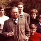Evelyn Waugh, rodeado de su familia.