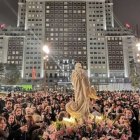 Entre 3.000 y 4.000 jóvenes, familias y religiosos abarrotaron las calles del centro de Madrid este sábado para la segunda edición del Rosario por la Juventud, que parece haber venido para quedarse.