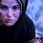 La condición de Madre y Mediadora de la humanidad la ganó María con la Encarnación y a los pies de la Cruz. En la imagen, Maia Morgenstern, la Virgen en 'La Pasión de Cristo' (2004) de Mel Gibson.