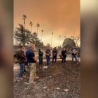 Los Halpin cantando a la Virgen ante las cenizas de su hogar, con el cielo de Los Ángeles enrojecido por el fuego.