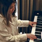 Weng Yirui, al piano: descubrió la fe haciéndose preguntas sobre la música sacra que tocaba. Foto: Tempi.