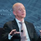 Amazon, dirigida por Jeff Bezos -en la imagen- es solo una de las últimas grandes compañías en anunciar la revisión de sus políticas DEI de diversidad, equidad e inclusión.