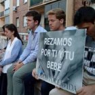 Un grupo de jóvenes de 40 Días por la Vida reza en silencio ante un abortorio en las calles de España