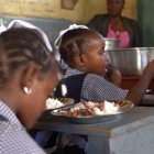 Un comedor escolar en Haití; escuela, voluntarios y Mary 's Meals colaboran