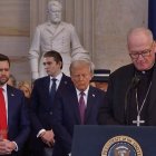 De izquierda a derecha en la imagen, Usha Vance, J.D. Vance, Barron Trump, Donald Trump y Timothy Dolan, arzobispo de Nueva York.