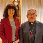 Ana Redondo, ministra de Igualdad, posa con el arzobispo Luis Argüello en una foto que distribuye Conferencia Episcopal