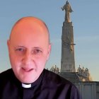 Manuel Vargas, en unos ejercicios espirituales cuaresmales que dirigió 'on line' el año pasado. Al fondo, el monumento al Sagrado Corazón de Jesús en el Cerro de los Ángeles.