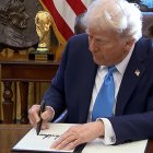 Donald Trump firma uno de los decretos con los que está frenando el seco el avance de la ideología de género, el aborto o la dictadura globalista.