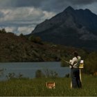 Una joven pinta un lago y montaña en la película Descalzos