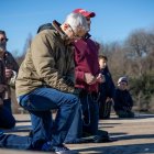 Hombres rezan el Rosario en la calle