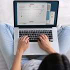 Una chica usando un calendario.