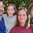 Ashley, junto con su esposo e hijos.