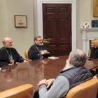 Paula White, pastora pentecostal, de la Oficina de Fe en la Casa Blanca, escucha a Shevchuk y los obispos grecocatólicos de Ucrania