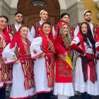 Feligresas kosovares posan en la parroquia con trajes típicos albaneses