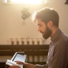 Muchos se alejan de la fe e incluso la abandonan tras asegurar que son incapaces de sentir la presencia de Dios... pero para eso es necesario saber ver y comprometerse con su fe.