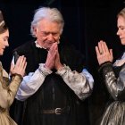 El actor Martin Shaw interpreta a Santo Tomás Moro rezando con su esposa e hija en una versión teatral de Un Hombre para la Eternidad