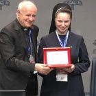 Vincenzo Paglia, presidente de la Pontificia Academia por la Vida, entrega el premio Guardián de la Vida a Sor Giustina Holha Holubets en la rueda de prensa del lunes.