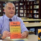 Emilio Domínguez Díaz muestra un libro de Roy Campbell.