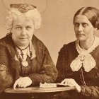 Elizabeth Cady Stanton (a la izquierda de la foto) y Susan B. Anthony, dos de las feministas pioneras.