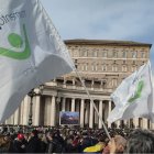 Militantes del Movimiento por la Vida Italiano en febrero de 2025 en el Ángelus del Papa