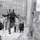 La célebre fotografía de Peter Leibing (1941-2008), tomada el 15 de agosto de 1961, que captura el momento en el que el soldado Conrad Schumann (1942-1998) deserta y huye al sector francés de Berlín en uno de los escasos pasos que habían quedado tras la construcción del Muro dos días antes.