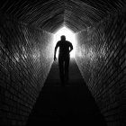 El hombre es un ser en camino que puede enfermar de pasado o de futuro: en ambos caso pierde de vista la luz de la esperanza que le espera al final del túnel.