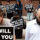 Rezan ante la sede abortista de Planned Parenthood en el SoHo de Manhattan, con carteles en español e inglés