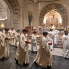 Los escolanes de la abadía de la Santa Cruz, durante una de sus interpretaciones en la basílica del Valle de los Caídos.
