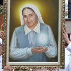 Religiosas con la imagen de Madre Carmen Rendiles en su ceremonia de beatificación en Caracas