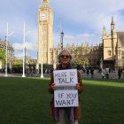 La doctora Livia Tossici-Bolt únicamente mostraba un cartel en el que invitaba a hablar.